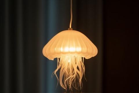 Lampada a sospensione in vetro soffiato che ricorda una medusa.