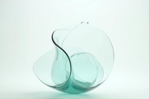 Vaso artistico in vetro soffiato che imita la forma di un'onda.